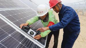 鲁能海西州700MW风光热储多能互补工程首批机组并网发电