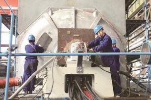 国内首台受端双水内冷调相机在湘潭换流站并网