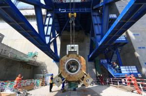 福清核电5号机组主泵泵壳全部吊装就位