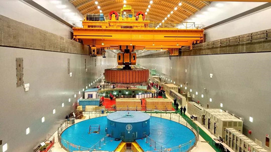 溪洛渡水电站首台A修机组——8号机组转子首次起吊完成