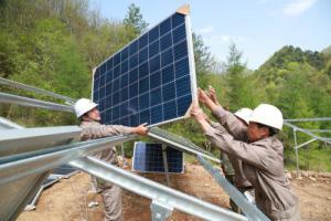 发展光伏产业助“绿色扶贫”