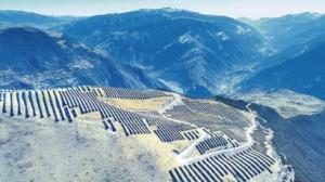 高原逐日追光 3800米雪山顶“长出”光伏产业