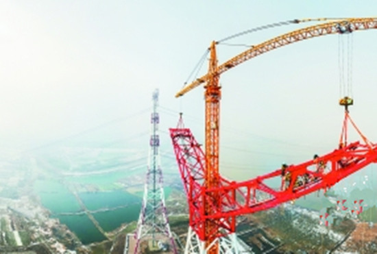 “世界第一特高压”长江大跨越杆塔在皖封顶