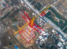 中国能建中电工程设计的世界最高电压等级架空输电线路大跨越工程跨越塔成功封顶