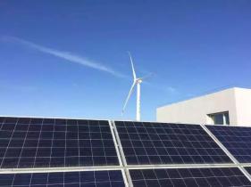 北京亦庄建了套智能微网系统：2.5MW风机+500kW光伏+微型燃气轮机+储能