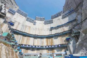 乌东德水电站大坝混凝土浇筑破百米