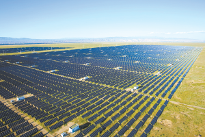 青海“追光逐日”领跑中国光伏产业