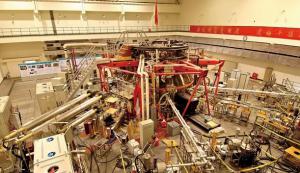 中核成功研制全球首台人造太阳真空室内部件热氦检漏设备