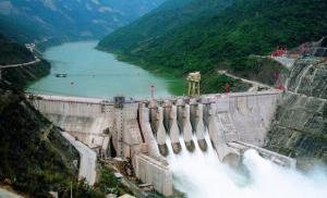 云南省大朝山水电站坝顶门机转子吊装检修完成