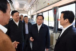 中国首条全智能充电弓BRT线路在上海运行