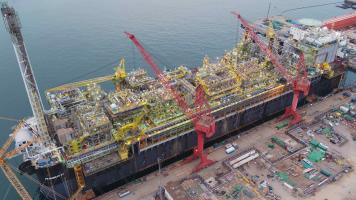 中国向巴西交付航母级海上油气加工厂