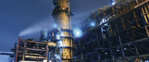 石油专业人士在炼油业务中倍增