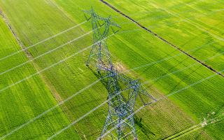 由于天气温暖，4月份电价下跌