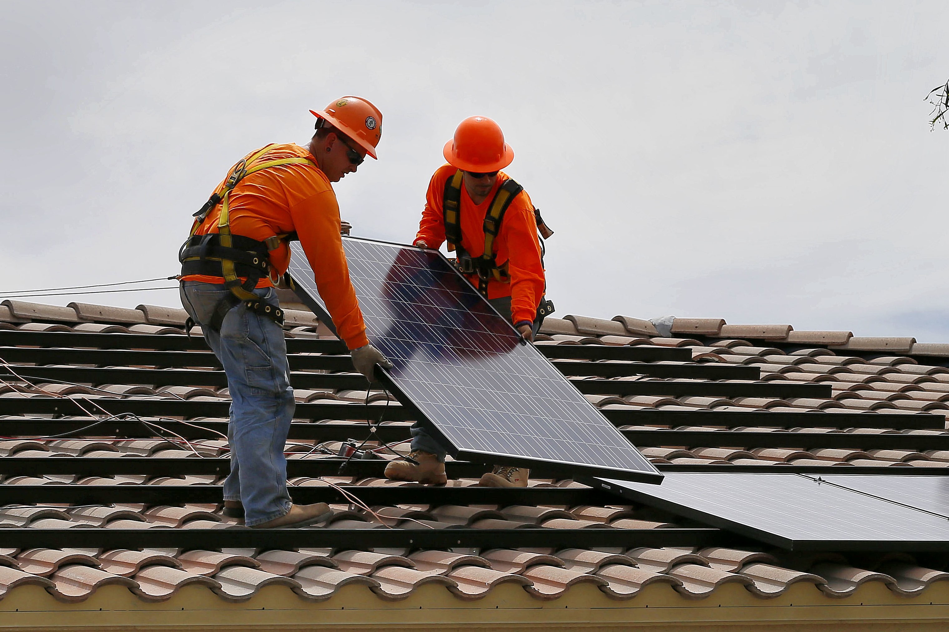 根据奥巴马能源主管的报告，2017年太阳能工作岗位下降