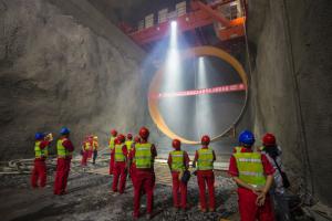 白鹤滩水电站右岸压力钢管竖井吊装正式启动