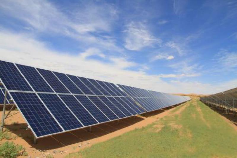 新疆维吾尔区首个光伏扶贫集中电站并网发电