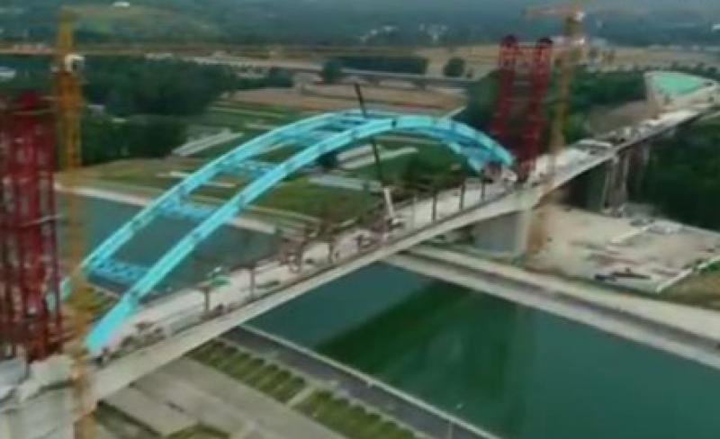 我国高铁首座跨南水北调干渠特大桥转体合龙