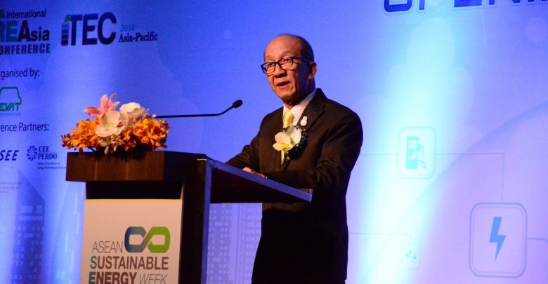 泰国能源部长和暹罗水泥一起合作，目标是30％的可再生能源