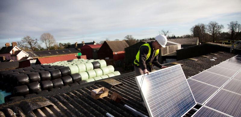 2017年是可再生能源的创纪录的一年，但为了实现巴黎目标还需要更多的努力