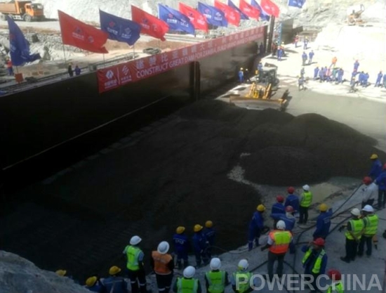 赞比亚下凯富峡水电站大坝碾压混凝土开仓浇筑