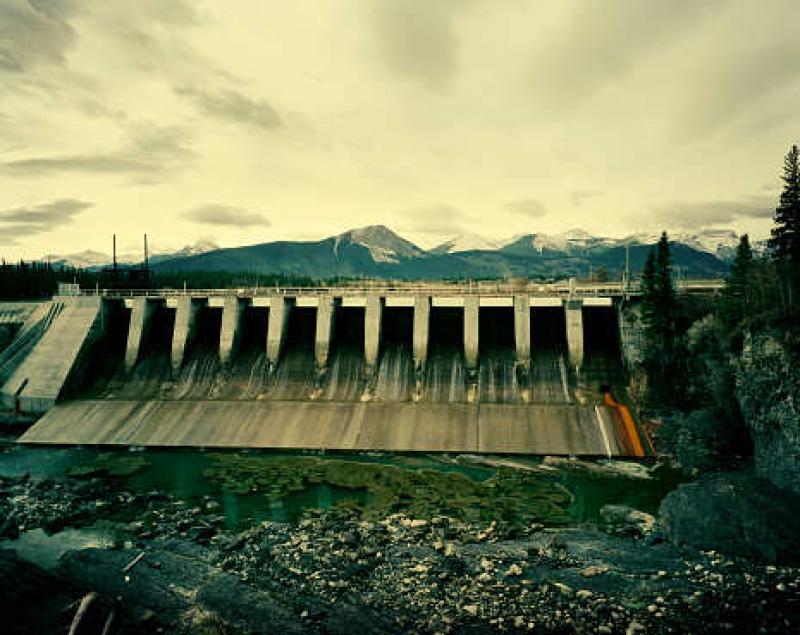 北阿肯德邦的高等法院下令，对所有水电站附近的垃圾进行清理