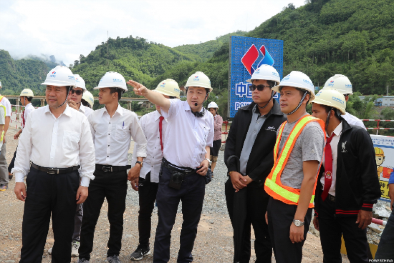 老挝当地大学师生到南欧江水电站参观学习