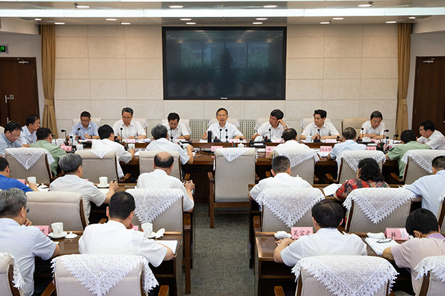 黄明：下大力气推动不符合安全生产条件的小煤矿小化工淘汰退出