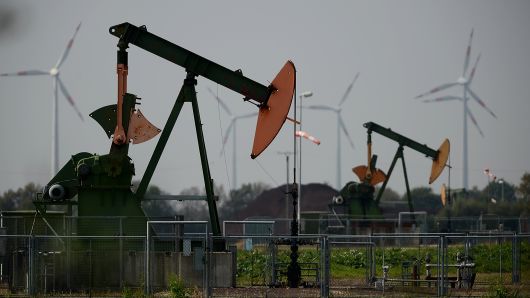 尽管市场需求强劲，但市场供应充足，美国石油价格下跌