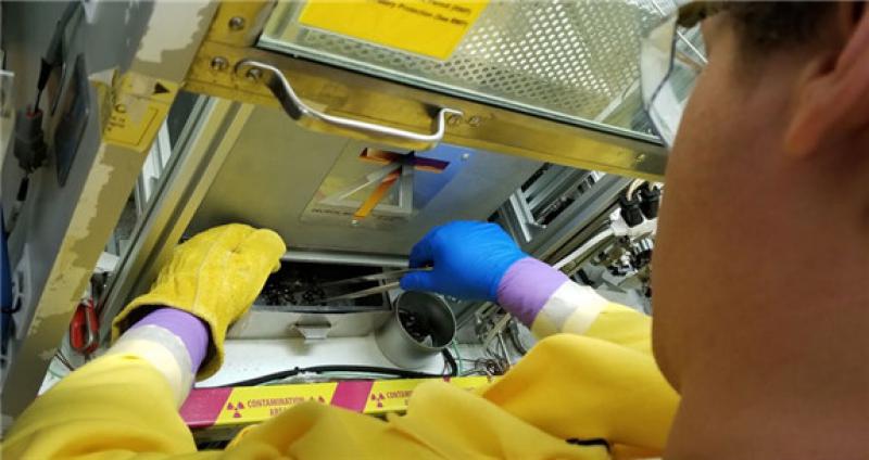 美核废料玻璃固化成功：200亿美元投资收获首块9公斤玻璃