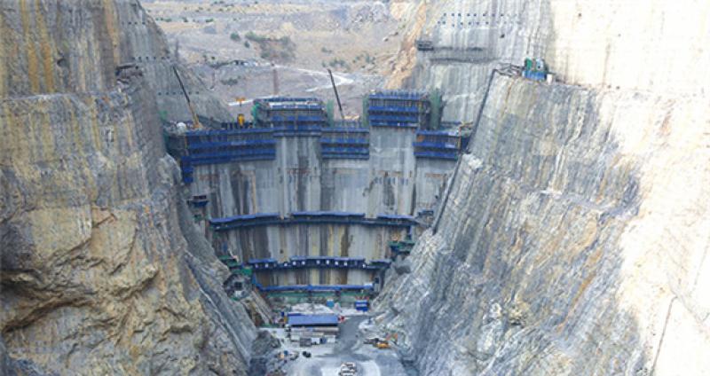 乌东德水电站大坝混凝土浇筑上升突破坝高一半