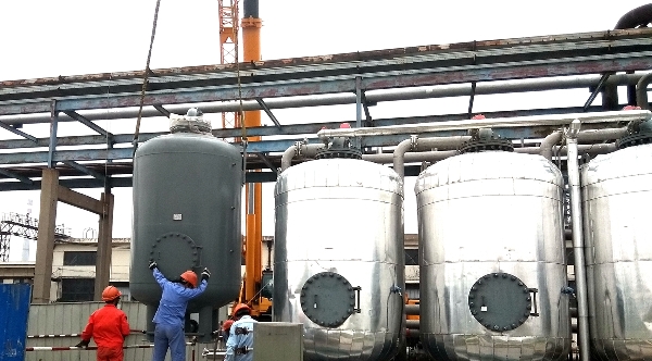 天津石化20万立油气回收装置新增吸附罐吊装成功