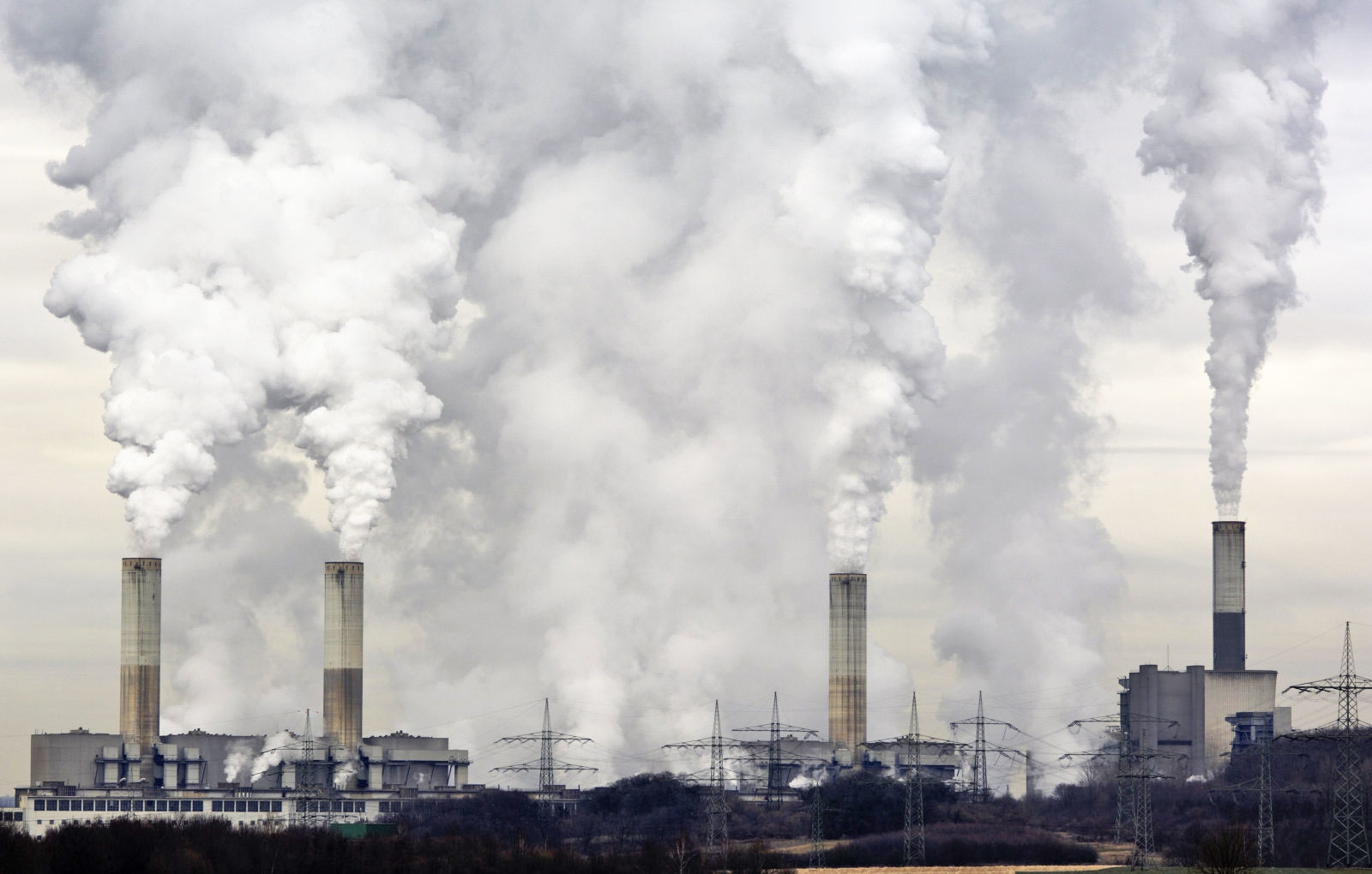 随着化石燃料使用的增加，对可再生能源的投资下降