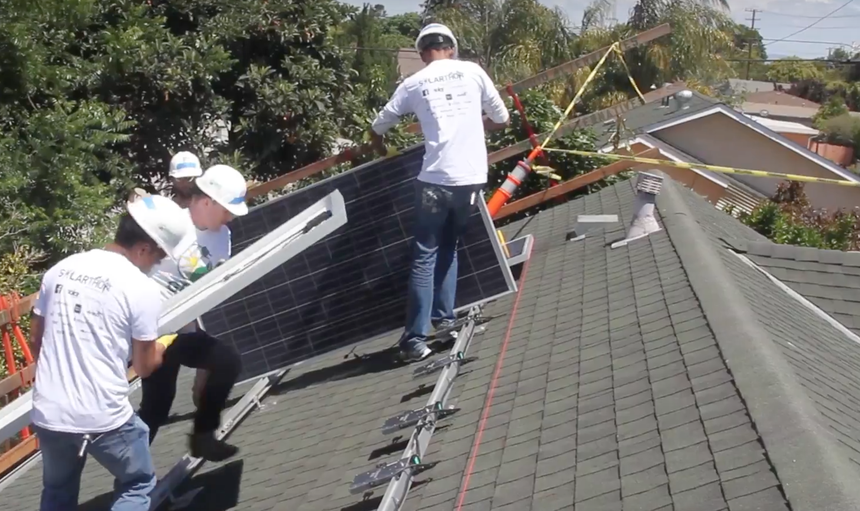 志愿者帮助众筹太阳能用于经济适用房