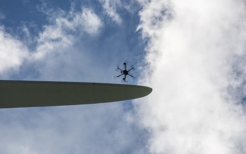 无人机检测世界上最大的海上风力发电机叶片