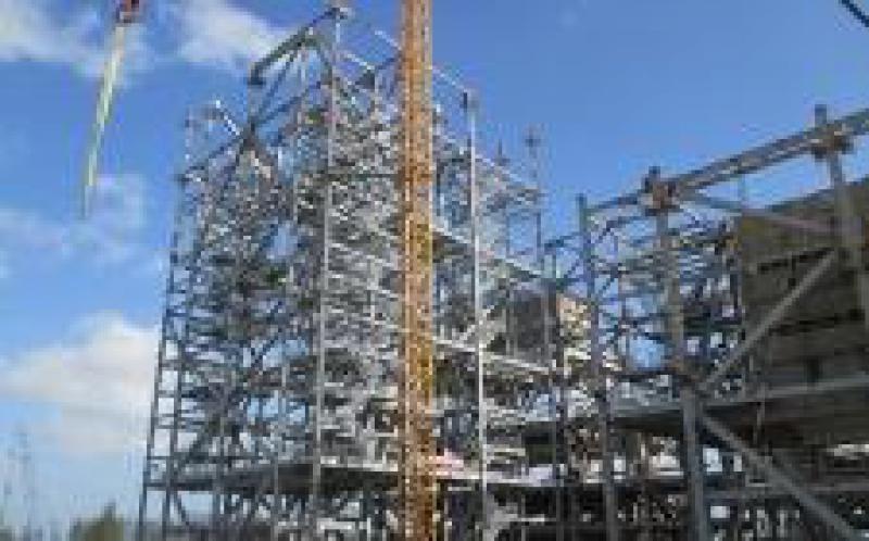 明古鲁项目锅炉首根大板梁安装就位