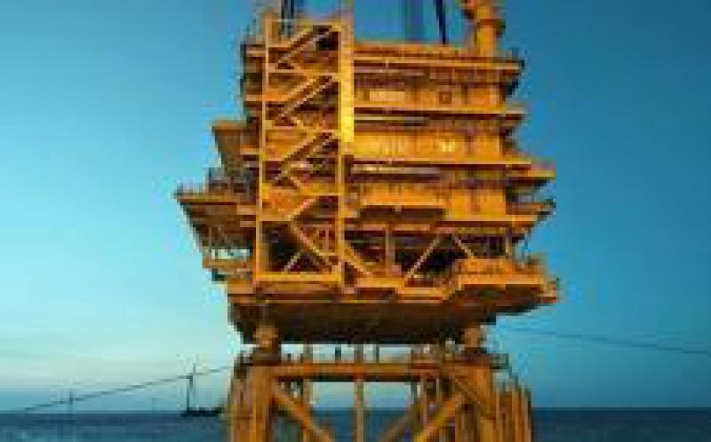 华东院勘测设计的亚洲离岸距离最远的海上升压站吊装成功