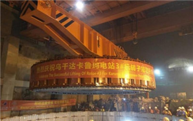 卡鲁玛水电站首台发电机转子吊装成功