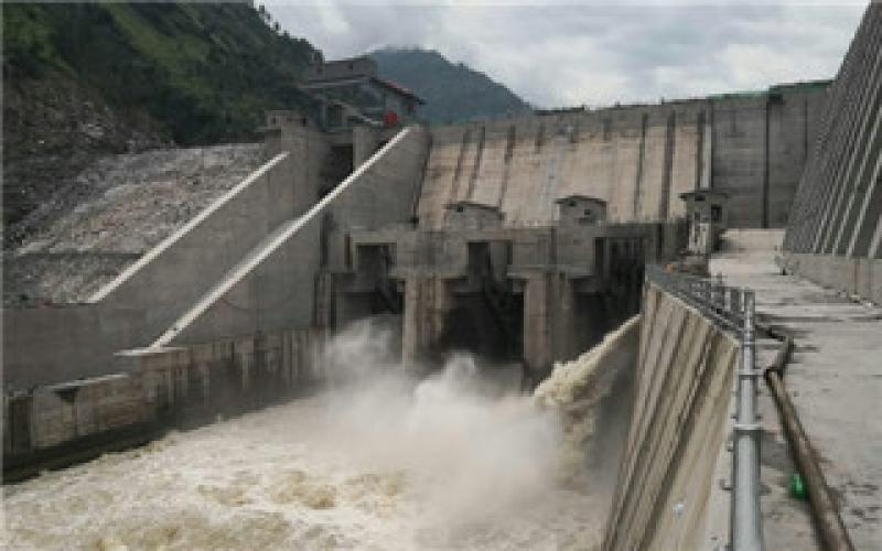 巴基斯坦在建最大水电项目进水口底泄水闸门开启
