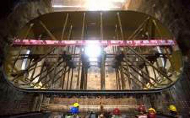 白鹤滩水电站工程右岸地下厂房完成首节机组肘管吊装