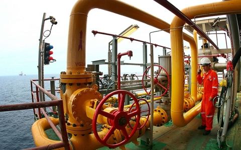 越南石油天然气集团继续在动荡的石油和天然气市场的背景下开展生产和业务