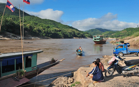 尽管老挝要求停止新的水电项目，但开发商仍在向大坝前进