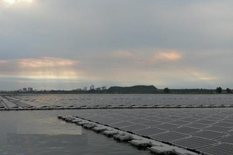 淮南潘阳水上漂浮式光伏让采煤沉降区成水上发电站