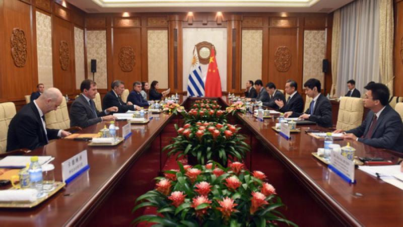 中国与乌拉圭签署共建“一带一路”谅解备忘录