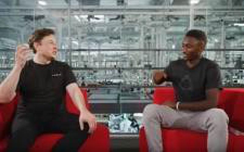 马斯克与特斯拉和汽车制造商通过MKBHD谈论价值25,000美元的未来汽车