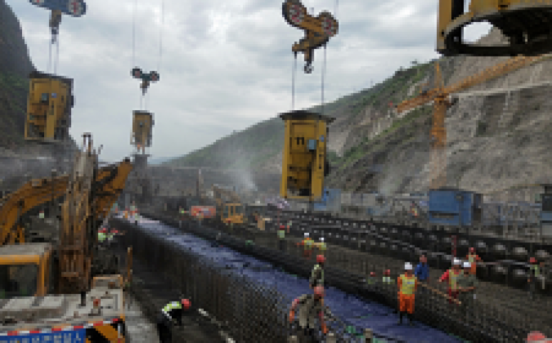 白鹤滩水电站大坝首个导流底孔顺利封顶浇筑