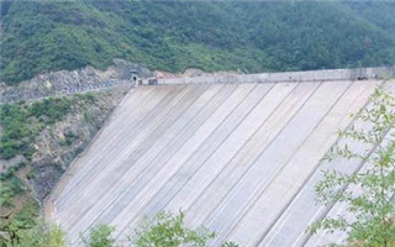 盂溪水库坝顶防浪墙浇筑完成