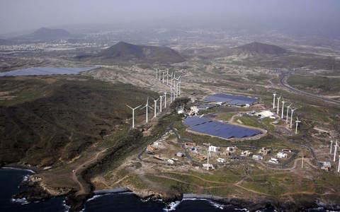 世界上第一台安装在大加那利岛的伸缩式海上风力涡轮机