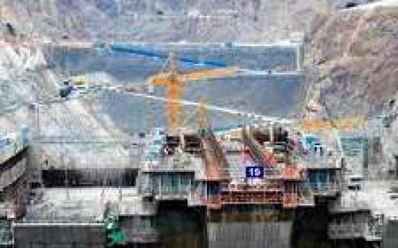 白鹤滩水电站大坝工程首个导流底孔浇筑封顶