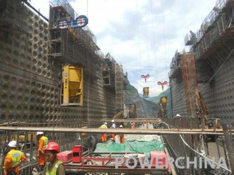 白鹤滩水电站最后一个导流底孔流道底板开浇
