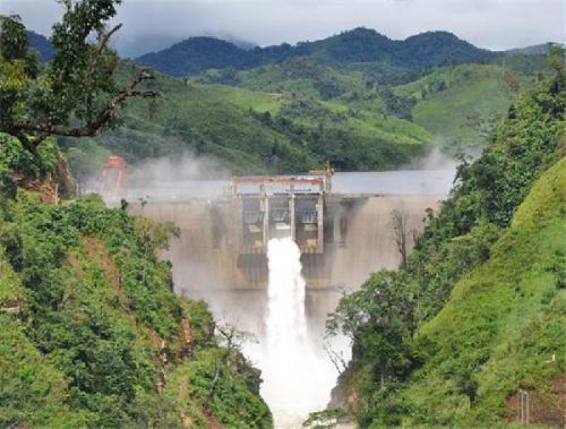 “亚洲电池”的山区和内陆老挝正在以极快的速度建造数十座水坝